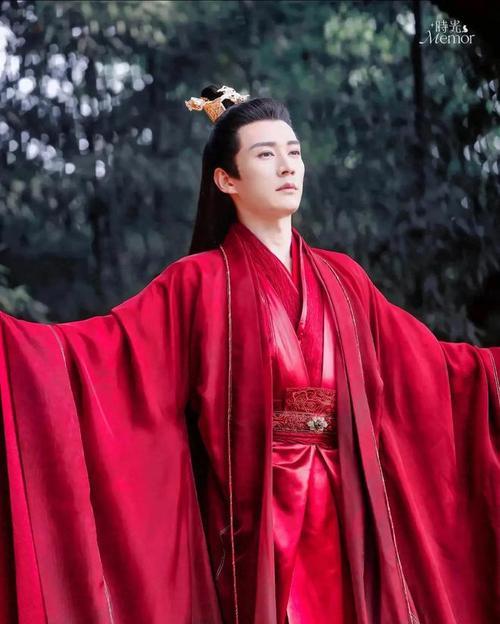 真人版阿初以倾城美貌登场，同款红装靓丽亮相（探索阿初的美丽秘密）